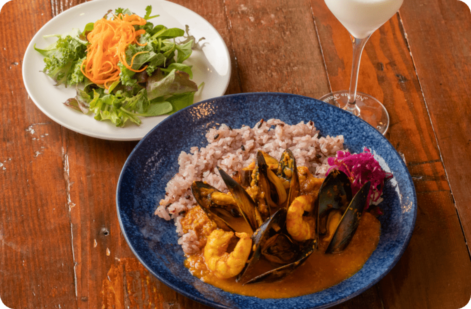 本日のカレーランチ（ナン or ごはん）サラダ、自家製ラッシー付