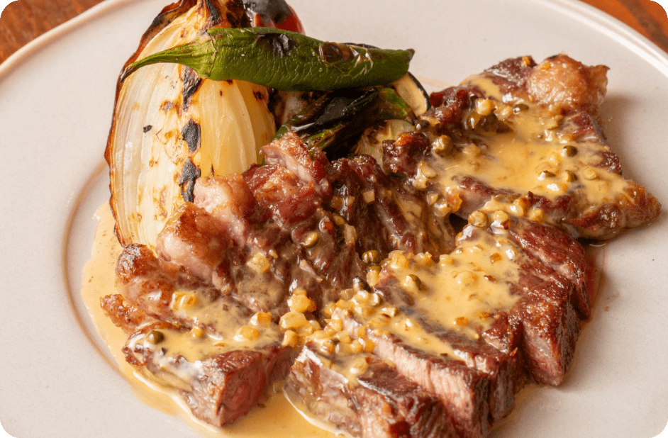 牛肉のステーキ 緑こしょうソース  彩り野菜を添えて